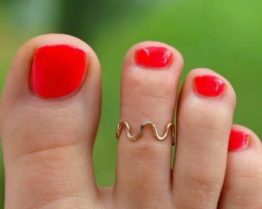 Squiggle toe ring